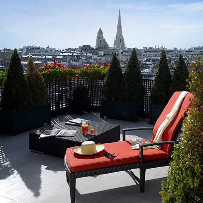 https www luxuryexplorer com france paris hotel plaza athenee